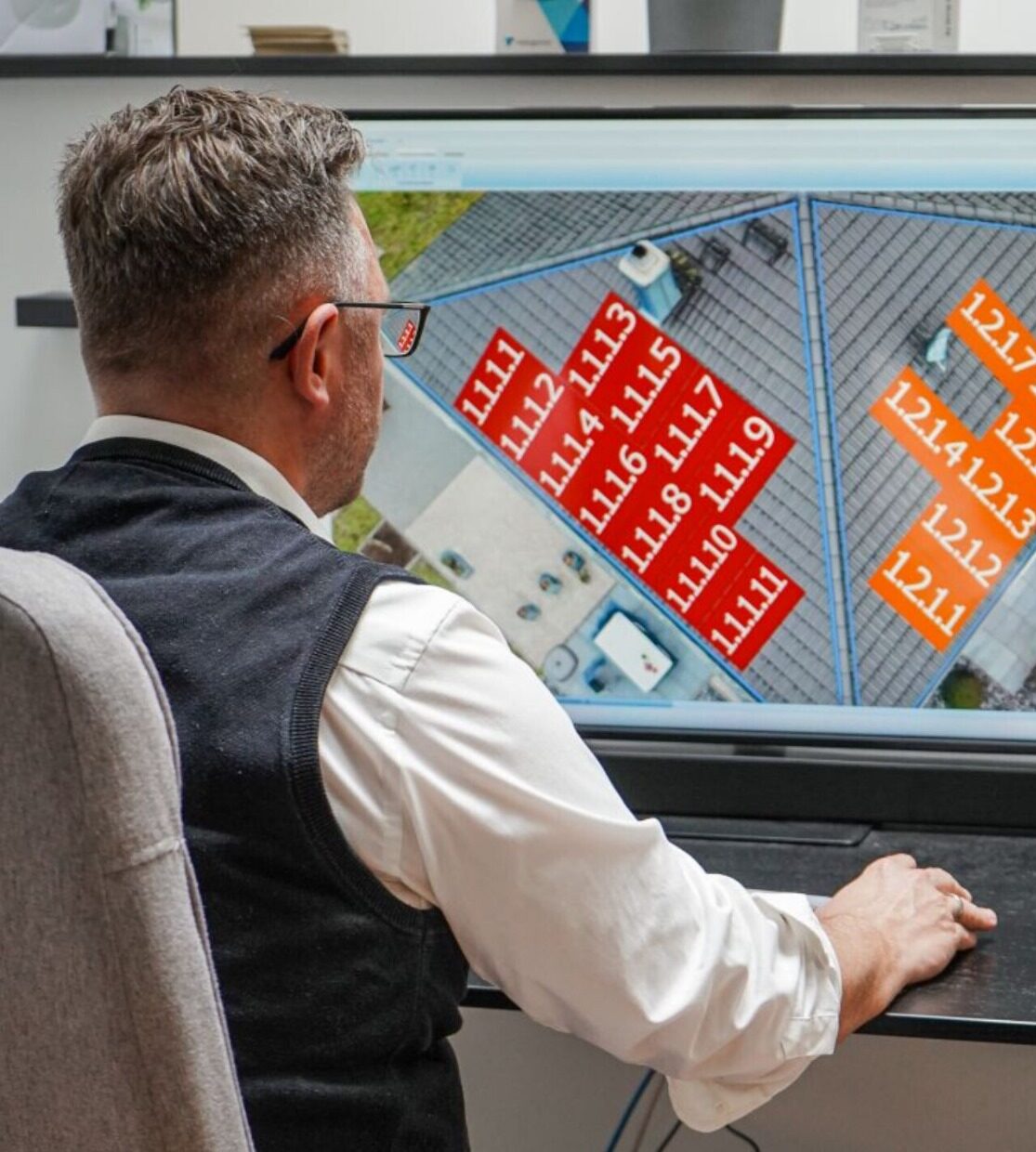 Planer legt Module auf einer Dachaufnahme aus